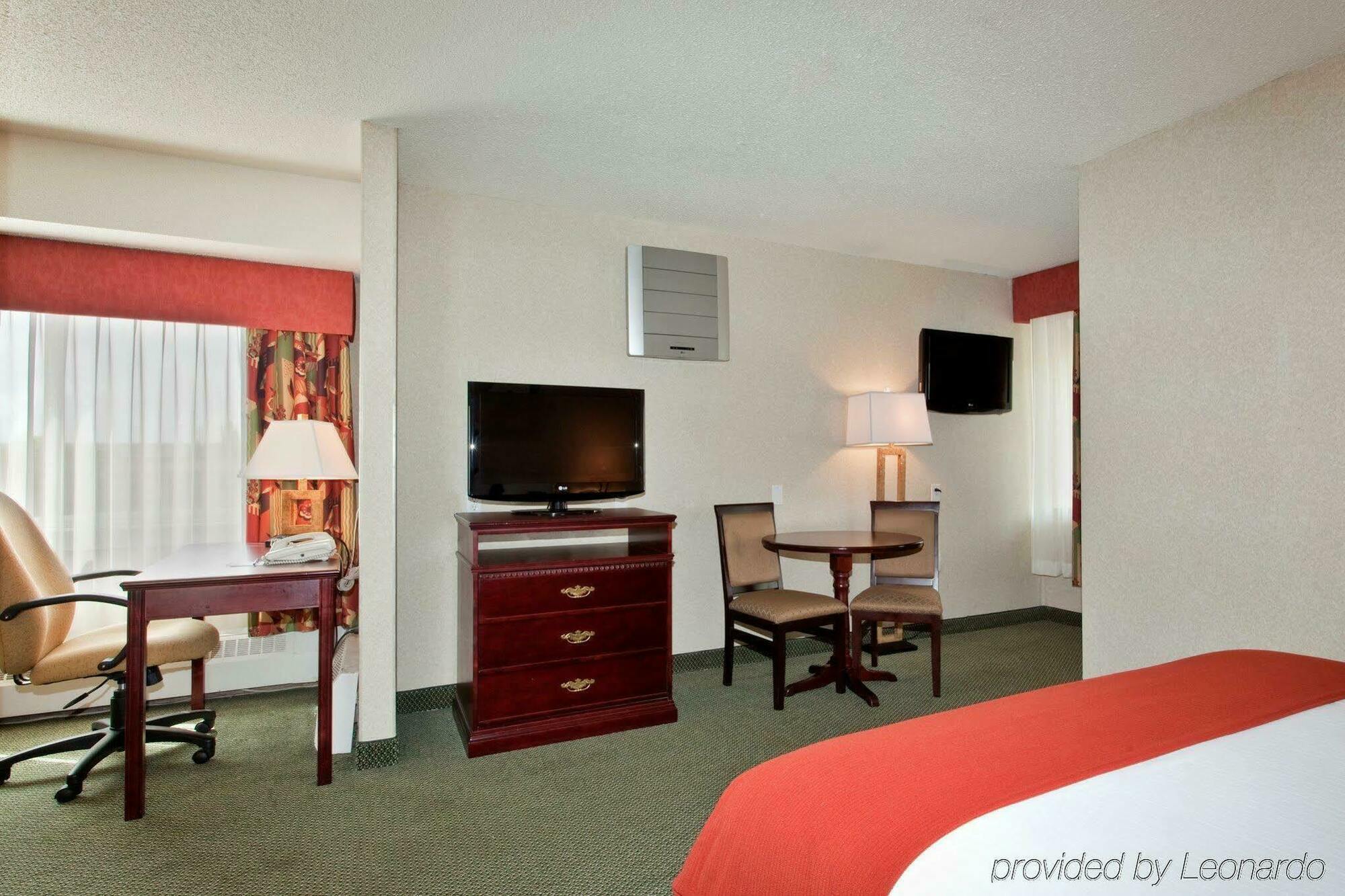 Holiday Inn Express Red Deer By Ihg חדר תמונה